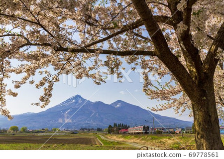 春季的Bandaisan和Bandoshi Nishi線火車福島縣稻代町 69778561