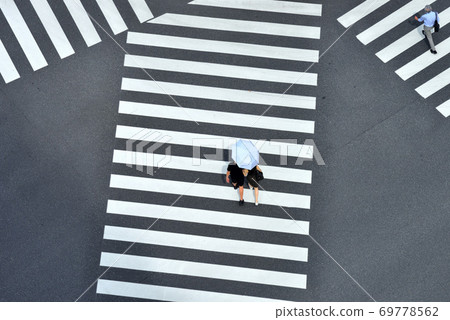 Pedestrians at the Ginza scramble intersection 69778562