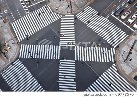 銀座的行人爭奪交叉路口 69778570