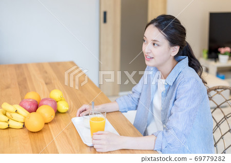 Young woman eating fruit 69779282
