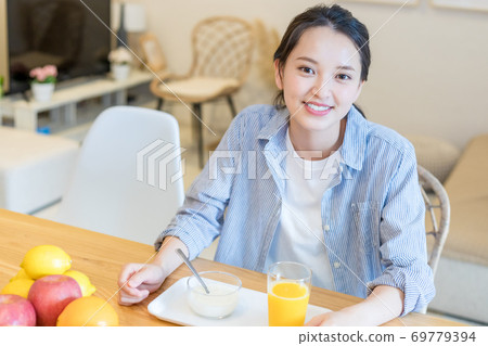 Young woman eating fruit 69779394