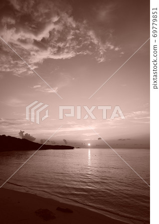 Sunset at the beach [Sepia] (Amami Islands, Kagoshima Prefecture, Okinoerabujima) 69779851