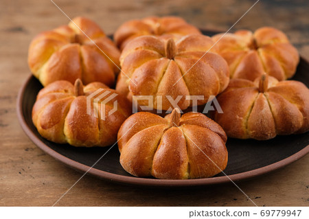 Pumpkin buns bread with spices on brown background. Halloween Food Concept. Autumn concept. 69779947