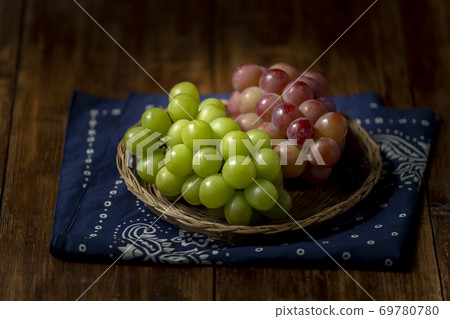 Shine Muscat and Queen Nina 69780780