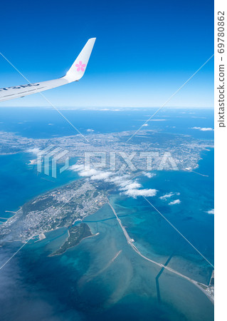 從一架客機的窗戶看的沖繩大海-uruma市 69780862