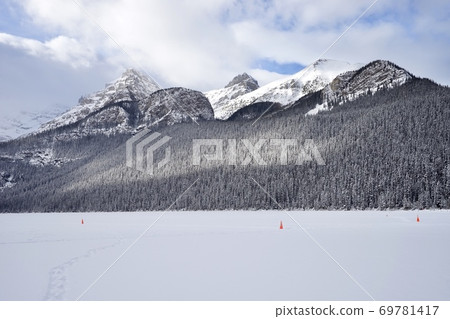 Frozen Lake Louise Frozen Lake Louise 69781417