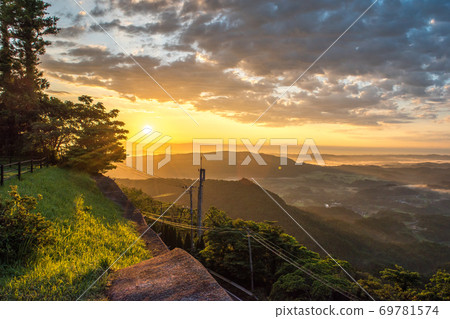 The morning sun of Kujukaya in early summer that I could barely see 69781574