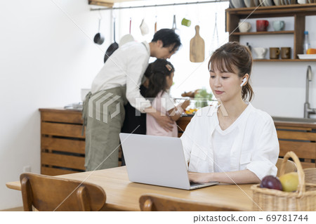 年輕的家庭婦女在家工作 年輕的家庭婦女在家工作 69781744