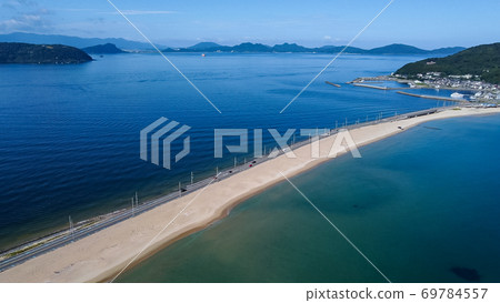 在沙灘上的一條直路夾在從天上拍攝的大海之間 在沙灘上的一條直路夾在從天上拍攝的大海之間 69784557