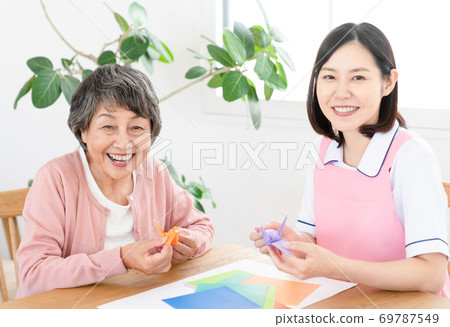 照顧者共同幫助老年人康復 69787549