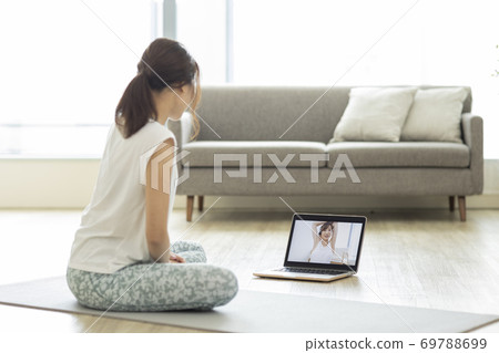 女瑜伽與教練在線交談 69788699