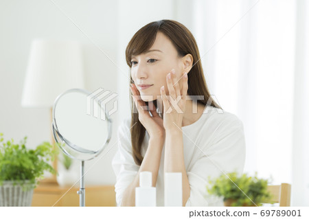 中年婦女的皮膚護理 69789001