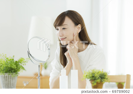 中年婦女的皮膚護理 69789002