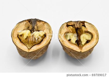 Healthy and nutritious beige brown cracked walnut 69789017