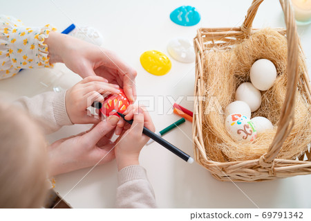 hands decorate with marker and stencil  eggs 69791342