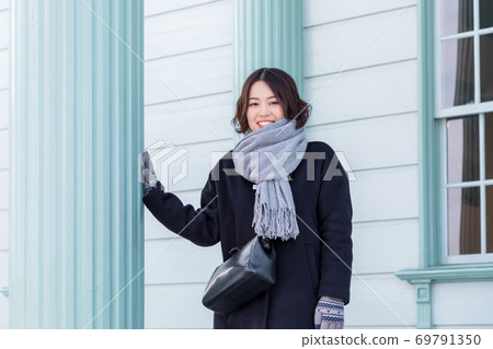 站在函館元町西式建築中的女人 69791350