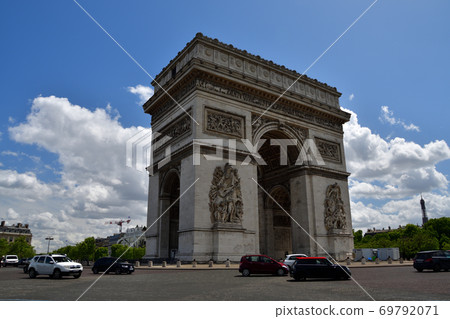 Place Charles de Gaulle, Paris, the Arc de Triomphe on a sunny day 69792071