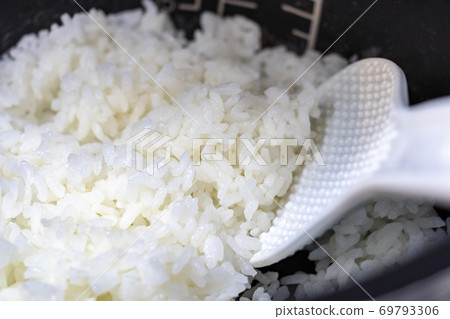 將新鮮煮熟的米飯與粽子混合 將新鮮煮熟的米飯與粽子混合 69793306