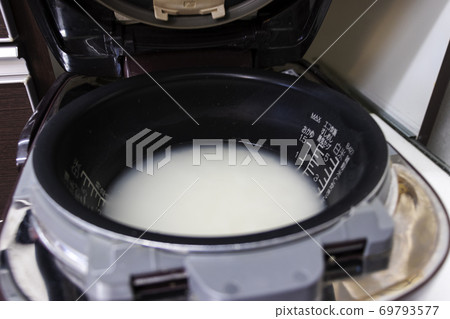 Cook white rice in a rice cooker Cook white rice in a rice cooker 69793577