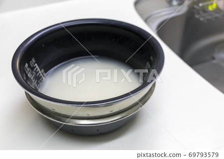 Soak white rice in water Soak white rice in water 69793579