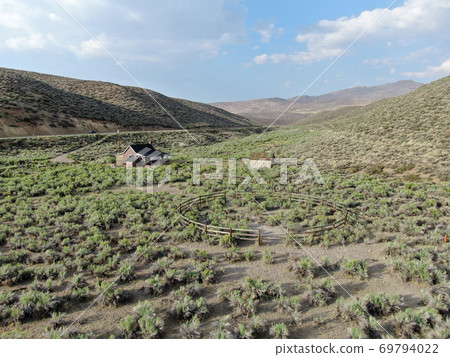 Old wood ranch in the middle of the desert valley Old wood ranch in the middle of the desert valley 69794022