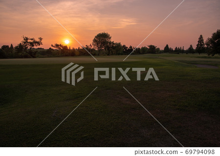 Golf course bathing in the setting sun, setting sun golf course Golf course bathing in the setting sun, setting sun golf course 69794098