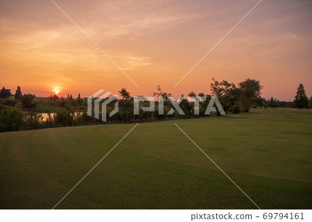 沐浴在夕陽下的高爾夫球場，夕陽高爾夫球場 69794161