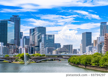 《大阪府》大川沿岸的風景，夏日的天空 69794297