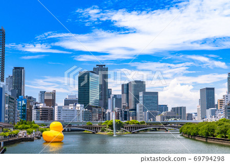 《大阪府》大川沿岸的風景,夏日的天空 《大阪府》大川沿岸的風景,夏日的天空 69794298