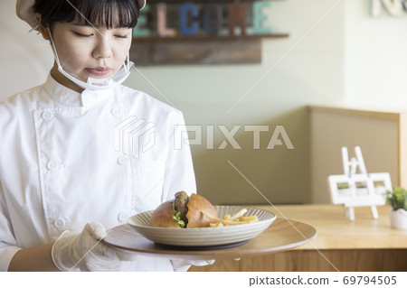 A cafe clerk who carries food with a mouse shield A cafe clerk who carries food with a mouse shield 69794505