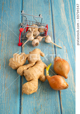 ginger, onion, garlic in mini shopping cart ginger, onion, garlic in mini shopping cart 69794547