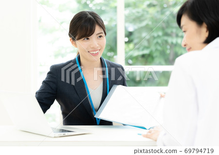 MR女人向醫生提供信息 69794719