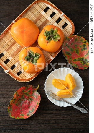 Seedless persimmon cut into bite-sized pieces Seedless persimmon cut into bite-sized pieces 69794747