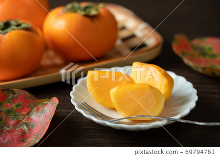 Seedless persimmon cut into bite-sized pieces 69794761