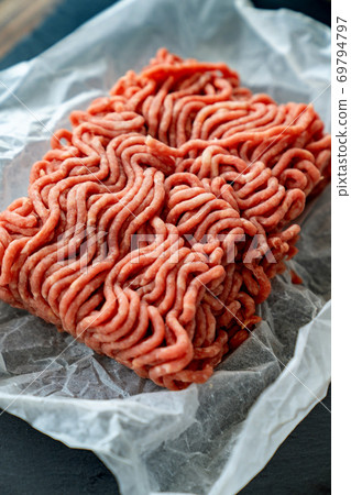 minced meat on cooking paper and stone tray minced meat on cooking paper and stone tray 69794797