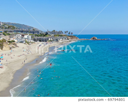 Aerial view of Laguna Beach coastline, California 69794801