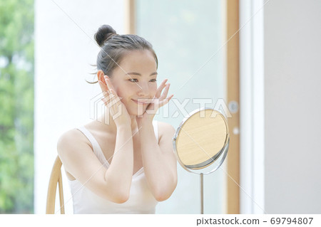 美麗一個女人照鏡子 69794807