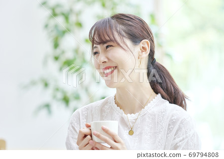 一個女人喝咖啡 69794808