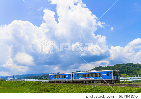 Summer clouds and train on the Aterazawa line Yamanobe Town, Yamagata Prefecture Summer clouds and train on the Aterazawa line Yamanobe Town, Yamagata Prefecture 69794870