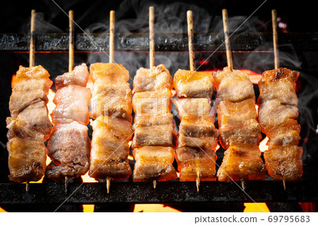 Grilling yakitori 69795683