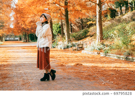 Girl walking in the winter park 69795828