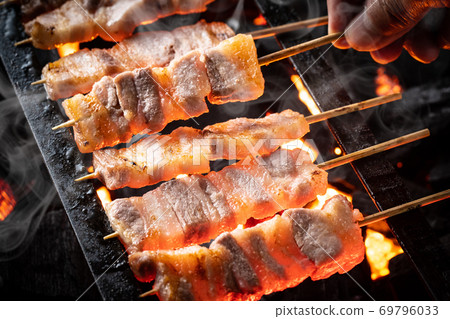 Grilling yakitori 69796033