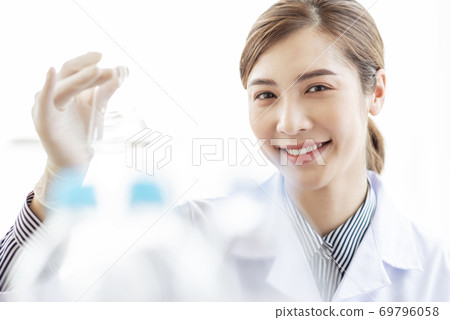 Researcher Woman 69796058