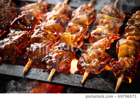 Grilling yakitori 69796071