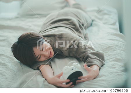 三十多歲的女人停止鬧鐘 69796306