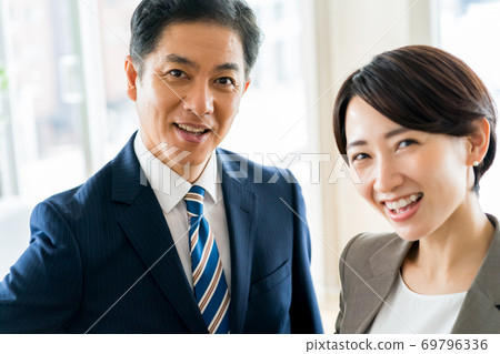 man and woman, grinning, smile 69796336