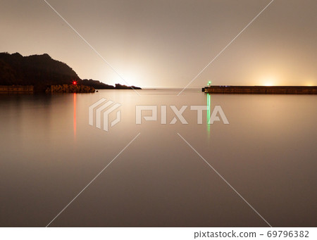 It is the night scenery of the fishing port. I'm shooting for a long time. The tip of the horizon is the Sea of Japan. 69796382