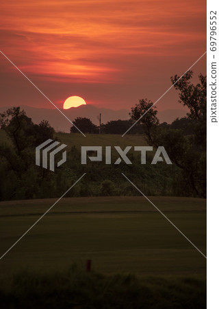 Golf course bathing in the setting sun, setting sun golf course Golf course bathing in the setting sun, setting sun golf course 69796552