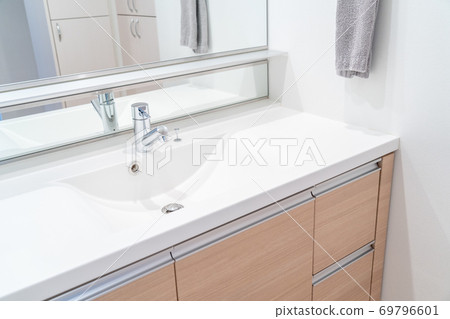 Washroom 69796601
