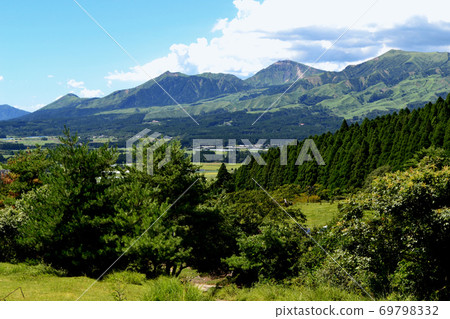 南阿蘇高森町在阿蘇戈達克山麓蔓延的深綠色的里山風景 南阿蘇高森町在阿蘇戈達克山麓蔓延的深綠色的里山風景 69798332